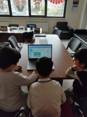 Scratch - Imagine, Program, Share  platformunu kullanarak öğrencilerimizle birlikte temel düzeyde kodlama çalışmaları gerçekleştirdik ve kendi oyun tasarımlarımızı oluşturduk. 🎮💻  Etkinlik kapsamında öğrencilerimiz; algoritma kurma, problem çözme, yaratıc